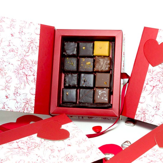 Reine Astrid Assortiment Chocolats Noir & Lait Carnet Romance Chambord 12 Chocolats Reine Astrid Assortiment Chocolats Noir & Lait Carnet Romance Chambord 12 Chocolats